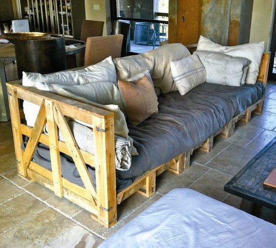 Canapé confortable en bois