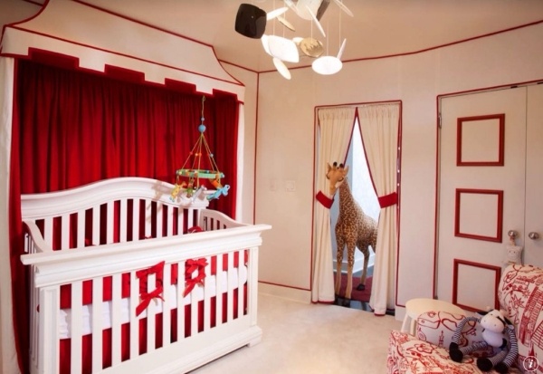 Chambre de bébé rouge giraffe