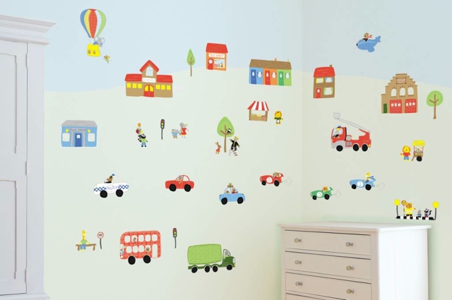 Chambre d'enfant avec des stickers colorés