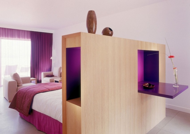 Chambre en violet de l'hôtel