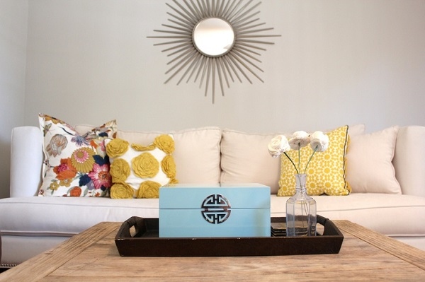 Coussins avec des motifs floraux sur un canapé beige