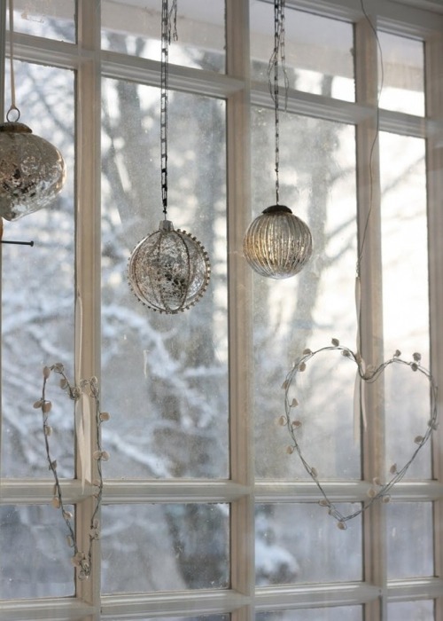 Décoration de la fenêtre avec des boules de Noël