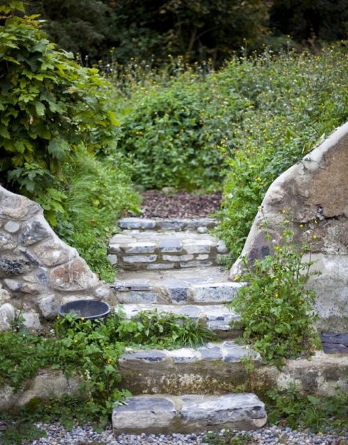 Escalier pierres bord