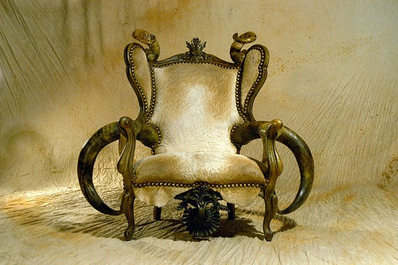 meubles extravagants Fauteuil-ZAGOR-fourrure-blanche-pieds-cornus 