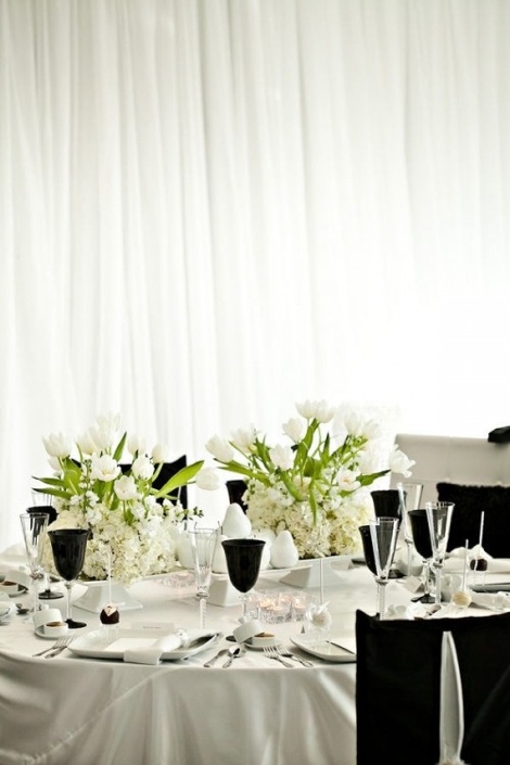 Fleurs blanches verres noirs mariage elegant