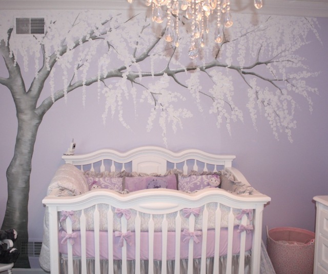 Grand arbre chambre bébé fille violette