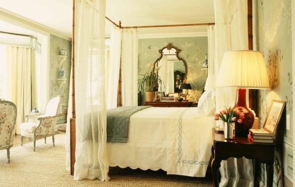 Idées-de-déco-papier-peint-soie-motifs-floraux-chambre-coucher-lampe