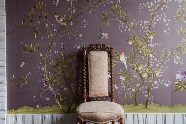 Idées-de-déco-papier-peint-soie-motifs-floraux-oiseau-chaise