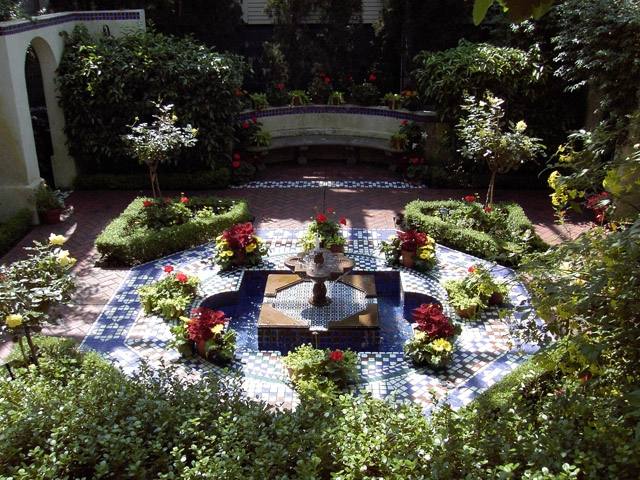 Jardin fleuri fontaine