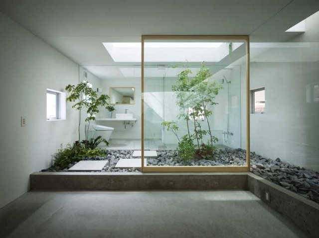 Jardin japonais dans la salle de bain zen
