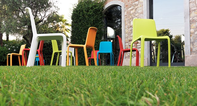 Jardin pelouse chaise colorees