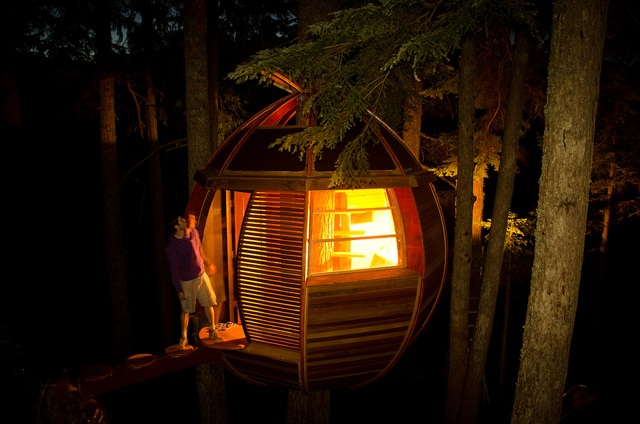 La cabane en bois pendant la nuit