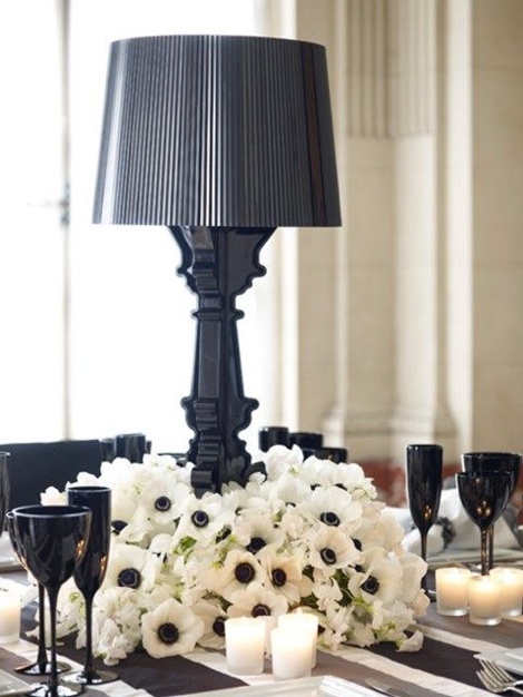 Lampe noire fleurs blanches mariage