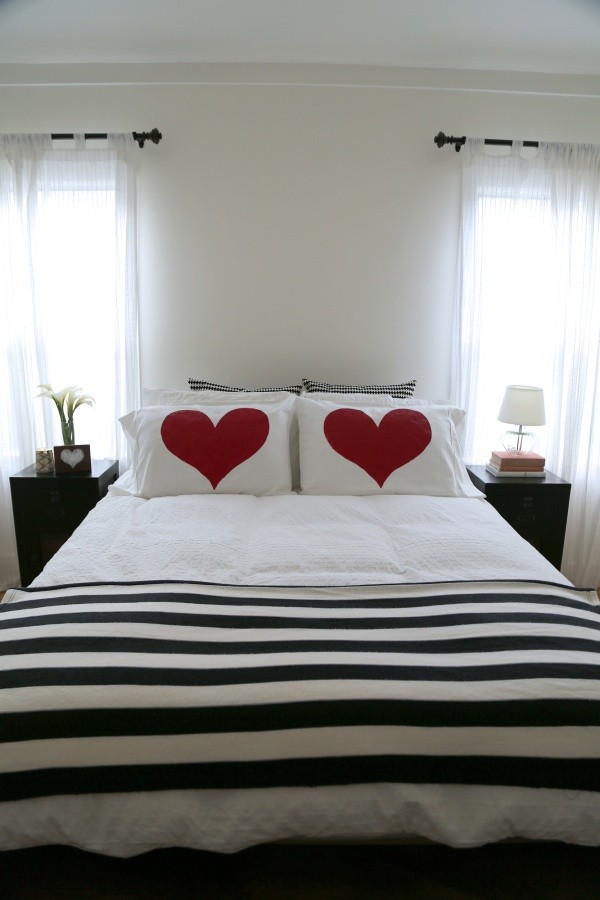 Lit spacieux pour les oreillers en cœurs rouges