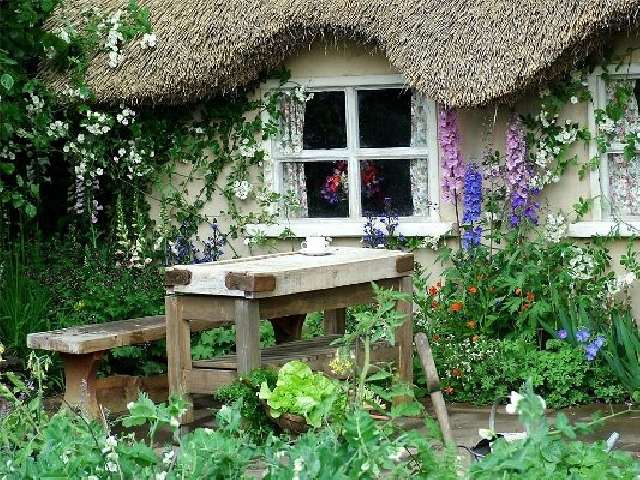 Maison rustique jardin fleuri