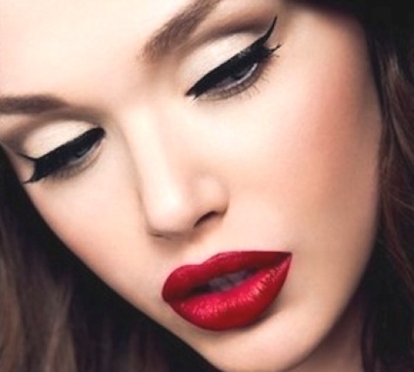 Maquillage parfait avec eyeliner et rouge à lèvres