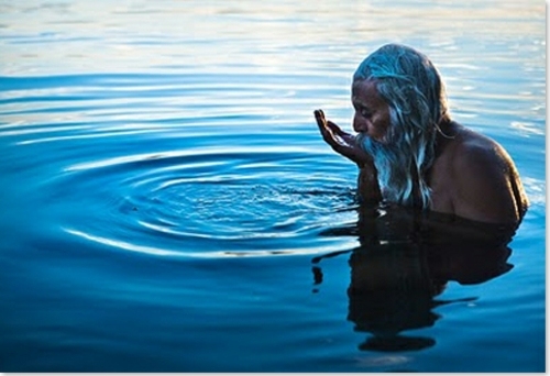 Mitchell Kanashkevich immortalise vieil homme boit eau sacrée rivière inde