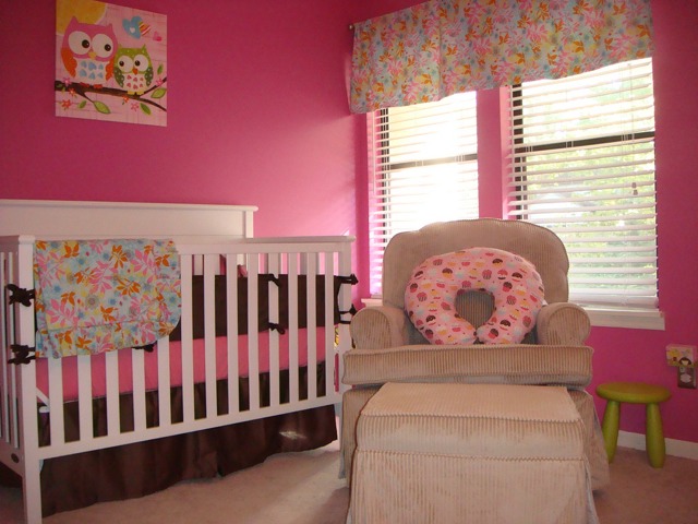 Murs en rose de la chambre bébé fille