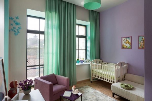 Murs violets rideaux verts chambre de bébé