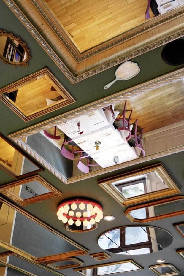 Plafond couvert miroirs