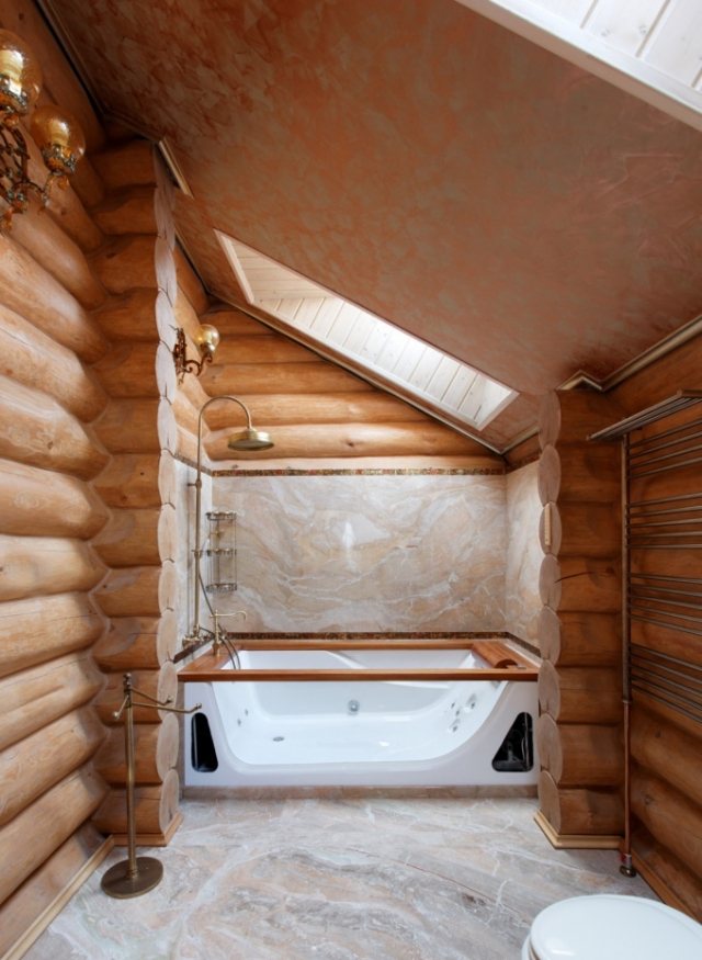 Salle bain avec revêtement mural effet bois