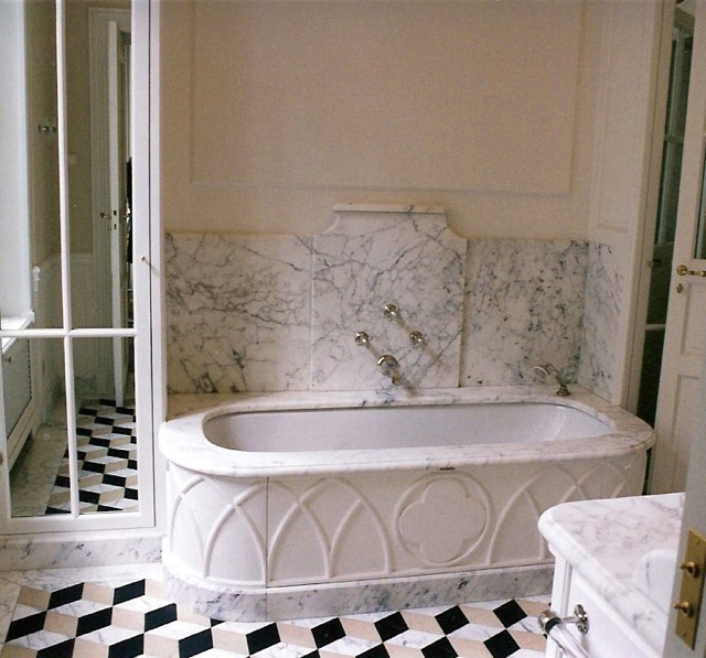 Salle de bain en marbre blanc