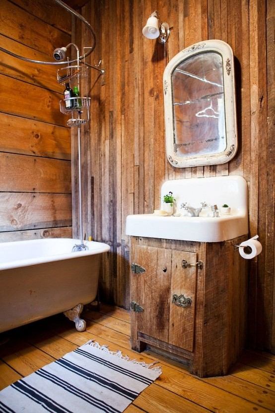 Salle de bain rustique bois mélangés baignoire rétro