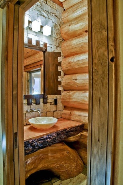 salle de bain rustique éléments bois mélangés massifs