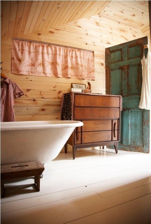 Salle de bain rustique bois mélangés peints