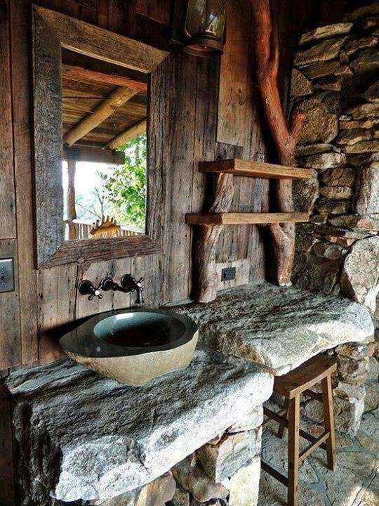 Salle de bain rustique comptoire pierre évier pierre