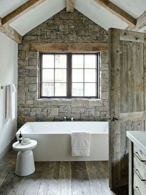 Salle de bain rustique style village montagne mur pierre taillée