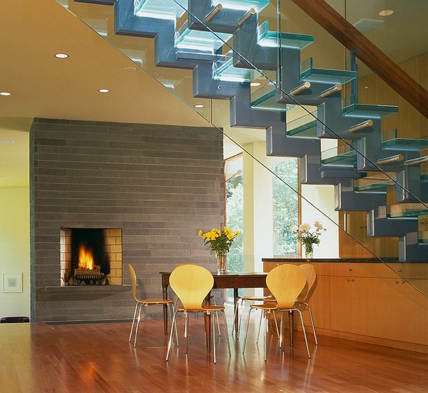 Salon cheminee sous escalier en verre
