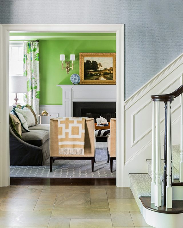 Salon vert escalier clair