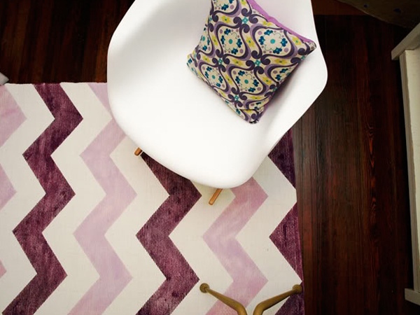 Un tapis violet et blanc pour un aspect chic usé