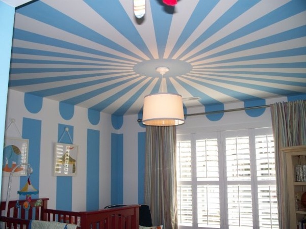 Tente de cirque au plafond