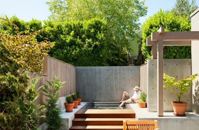 Urban backyard seattle enclot beton verdure