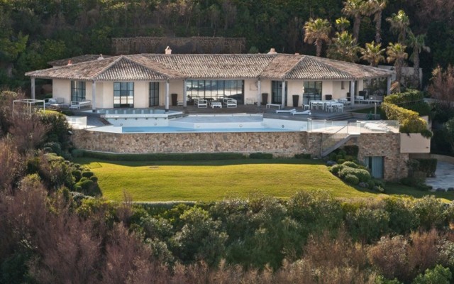 Villa de luxe à Saint-Tropez cinq chambres pour tous les invités  mer bleu