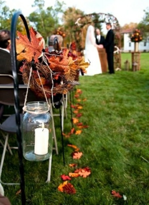 allée mariage extérieur ornée feuilles mortes