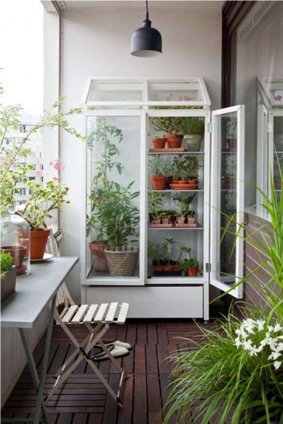 aménagement balcon étagere verre plantes