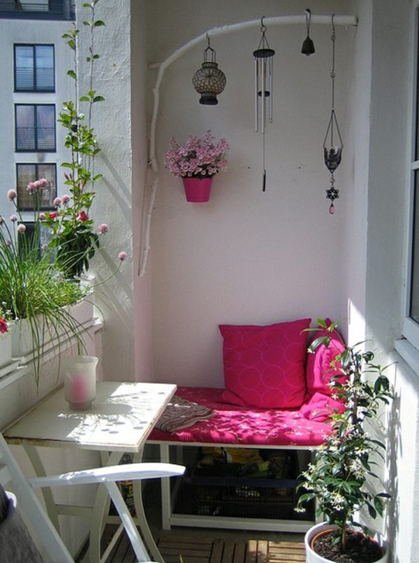 aménagement balcon sofa rose