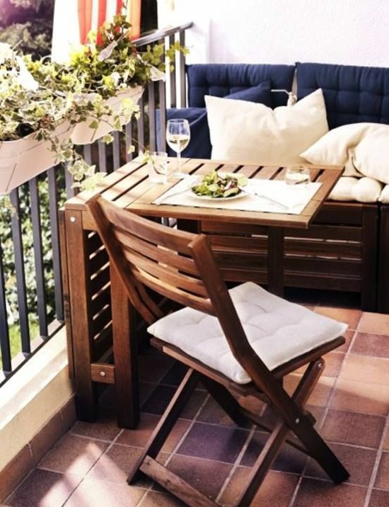 aménagement balcon table banc bois