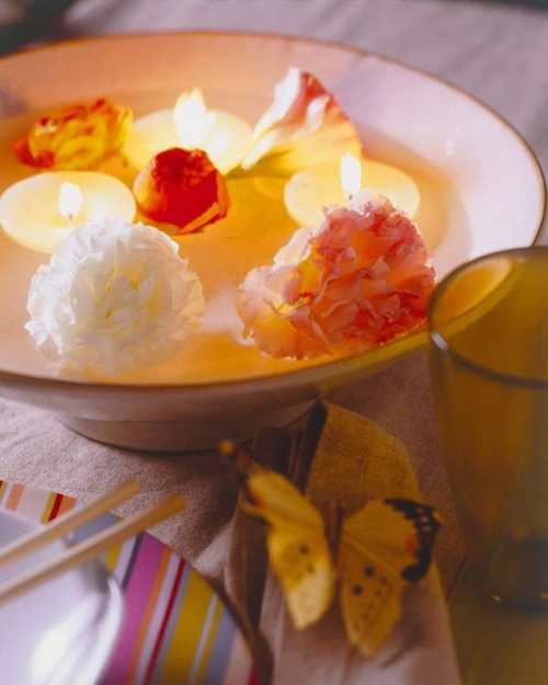 ambiance romantique bougies flottantes pétales roses