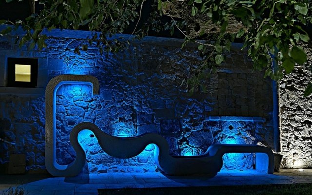 ambiance rustique sculpture pierre lumiere bleue