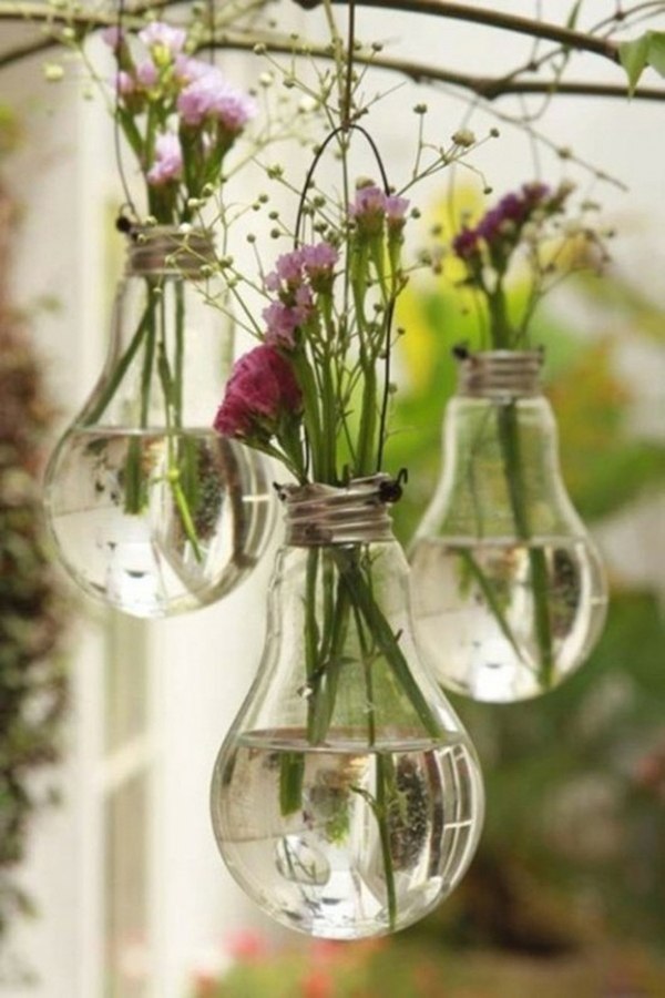 ampoules suspendues forme vases fleurs