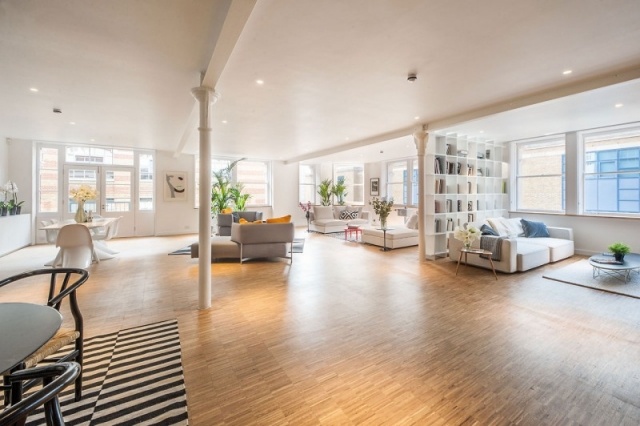 appartement-loft-énorme-sol-bois-mobilier-blanc