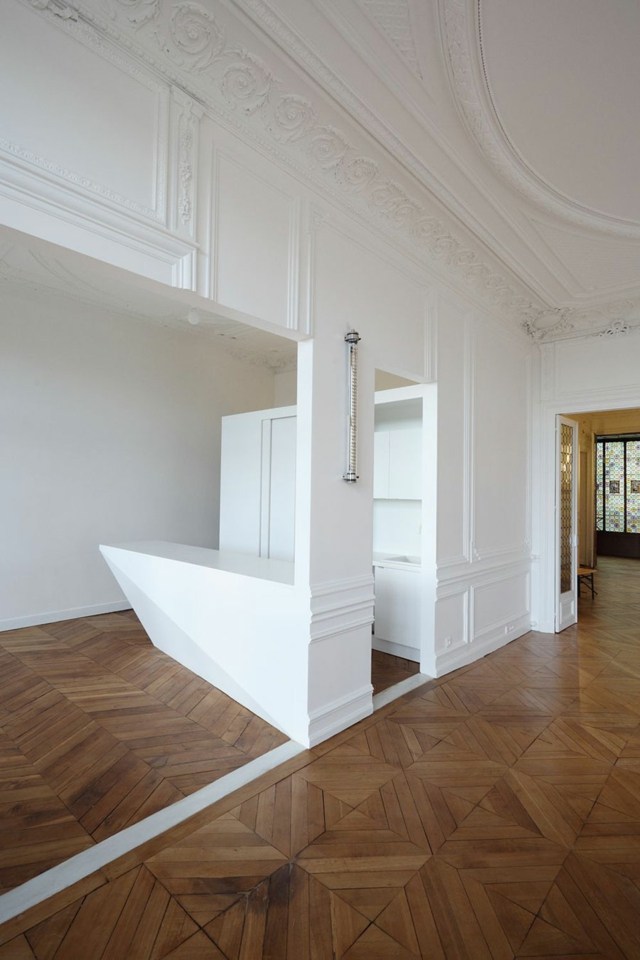 Vue vers la cuisine minimaliste et contemporaine luxe appartement Paris