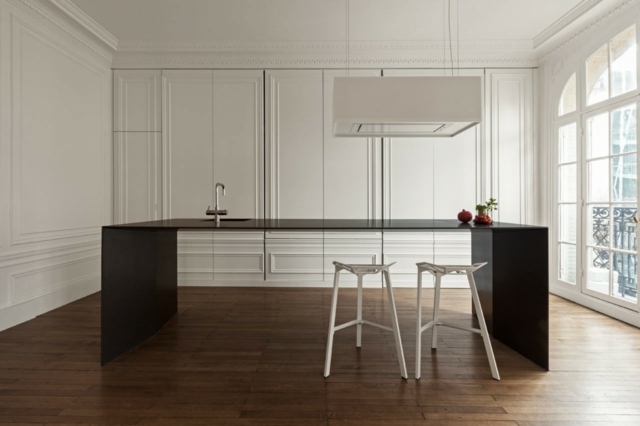 appartement parisien luminaire chaises conception de cuisine en noir et blanc contrastés