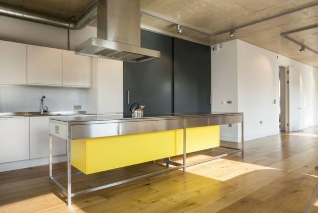 architecture moderne ilot cuisine central jaune hotte