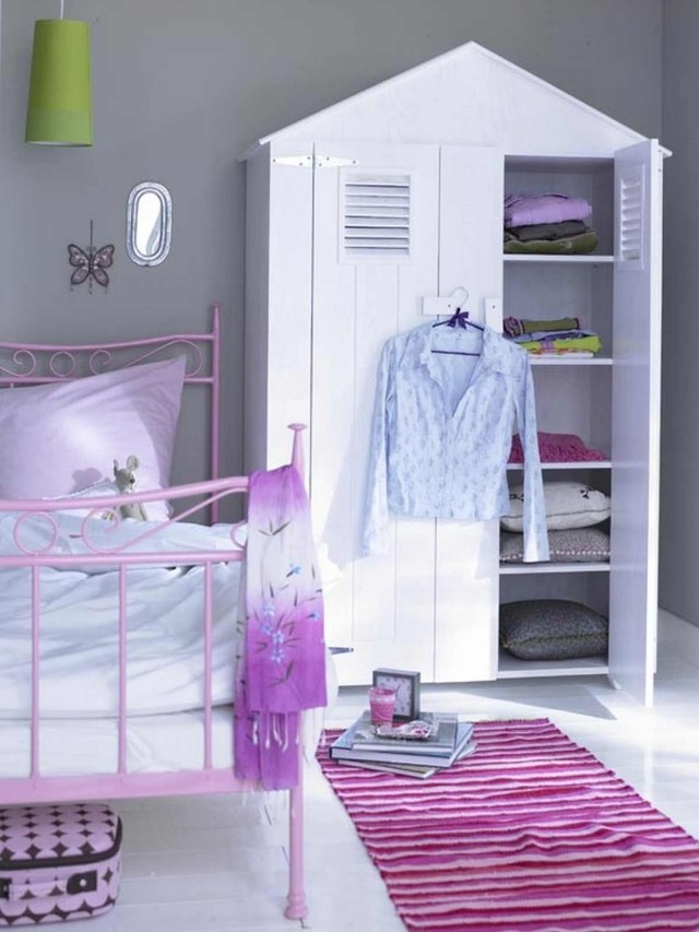 armoire-chambre-enfant-blanche-toit-étagères-tapis-cyclamen
