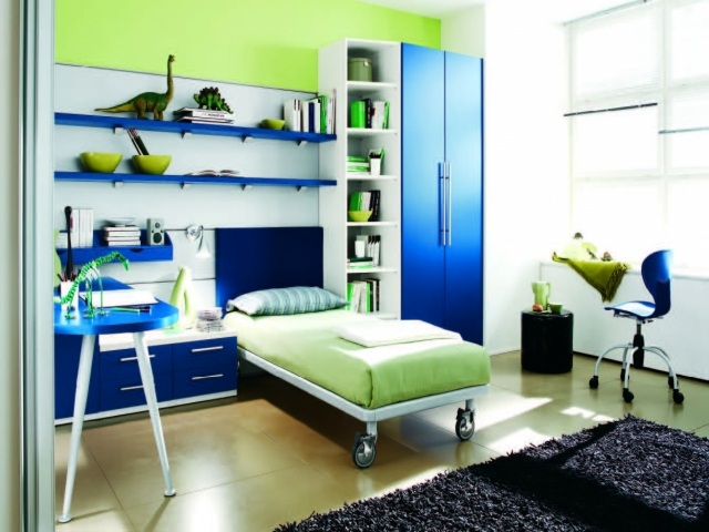 armoire-chambre-enfant-bleu-vif-vert-pâle-tapi-shaggy-noir